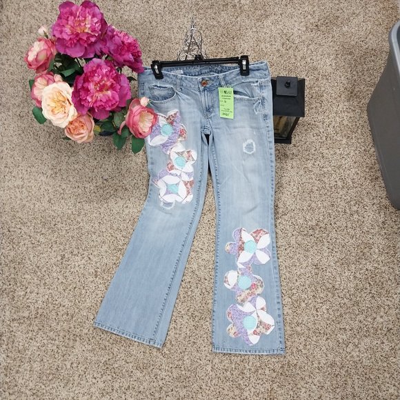 American Eagle Outfitters Denim - 2961 Size 6 American Eagle Appliqued With Quilted Flowers Flare Leg Jeans